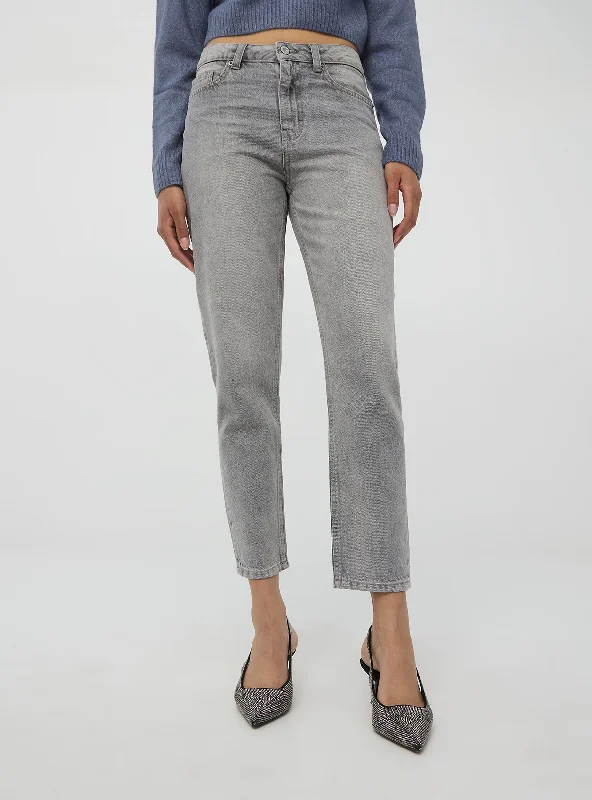 Straight - leg women jeans with a classic and timeless appealWoman's Long pants jeans