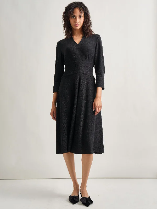 Long - Sleeve Women Dress in Velvet for a Luxurious Winter LookModern Fit-and-Flare Sparkle Stretch Woven Midi Dress