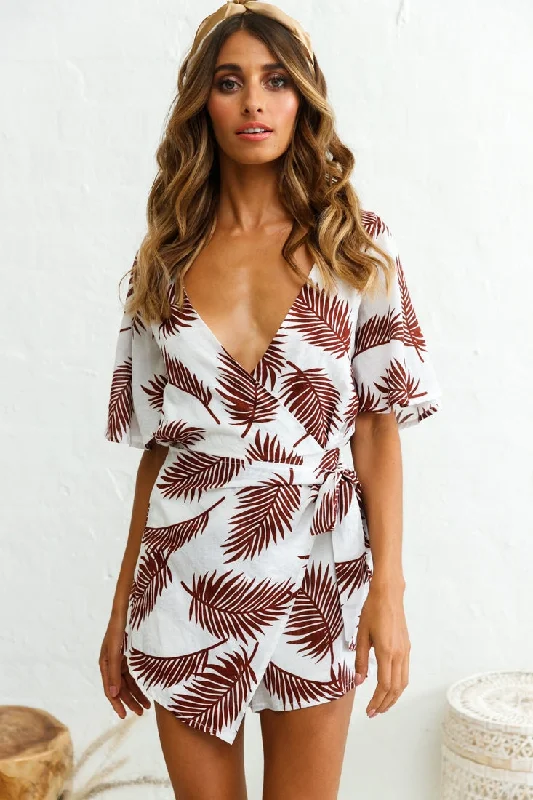 Halter Neck Women Dress to Show Off the Shoulders and NecklineNadi V-Neckline Wrap Romper Palm Print Wine