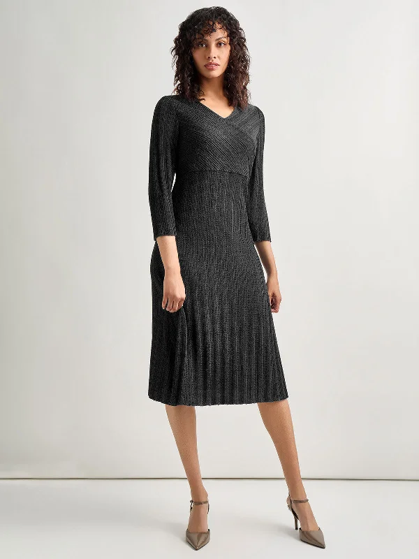 Halter Neck Women Dress to Show Off the Shoulders and NecklineTextural Stripe Knit Midi Dress